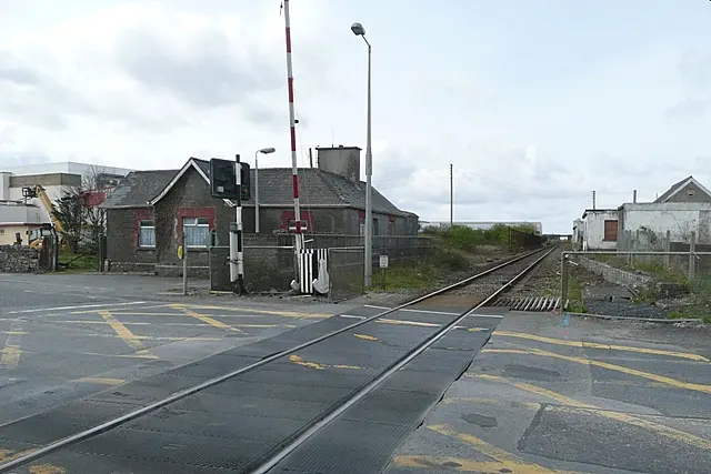Level crossing at Oranmore This is the Athenry to Galway railway line, about six kilometres from its terminus in Galway.  The N18 crosses the line here.