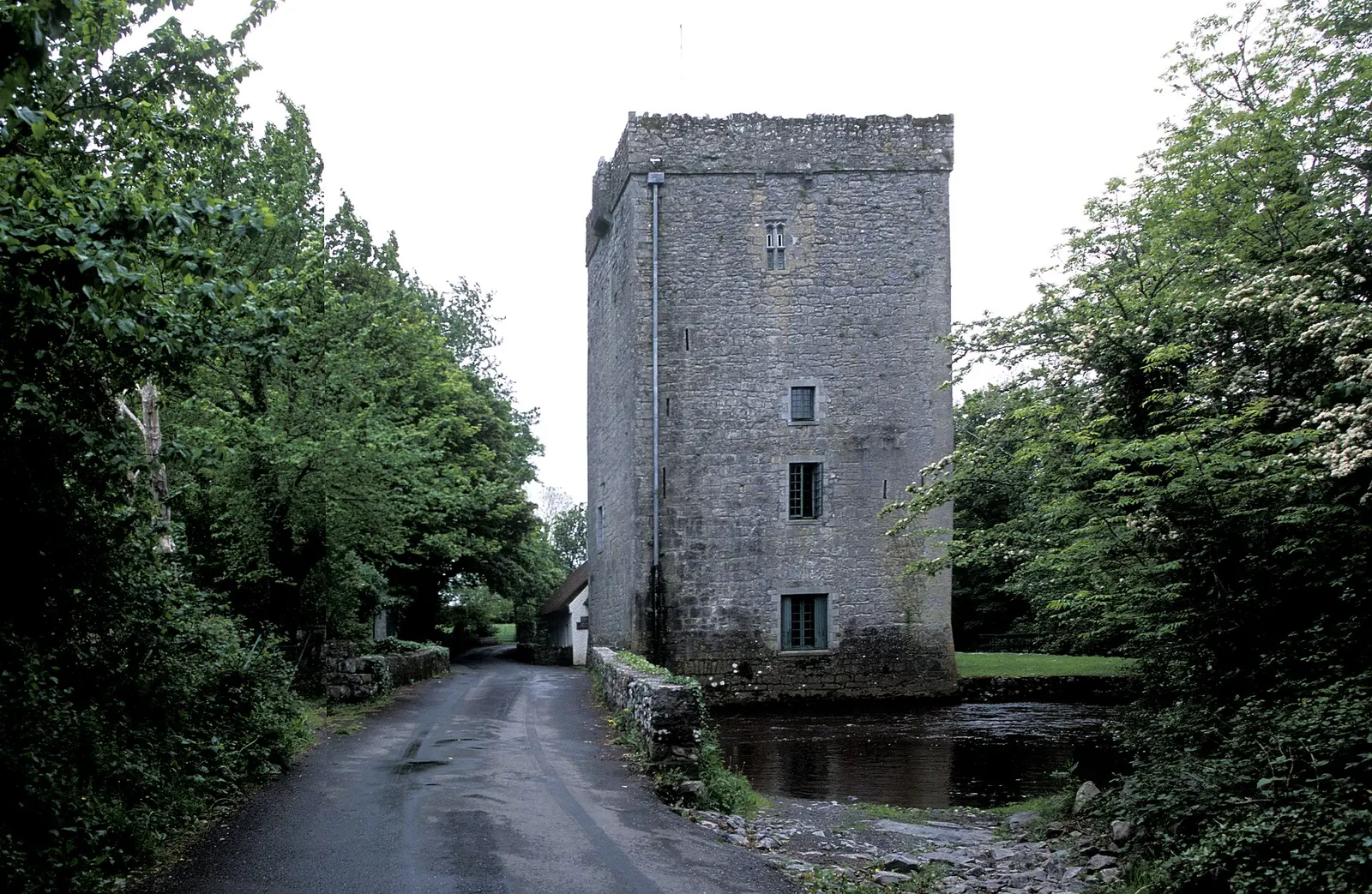 Thoor Ballylee / Túr Bhaile Uí Laí This 16th-century tower house of the De Burgo (Burke) family was restored by William Butler Yeats as a retreat for himself an
