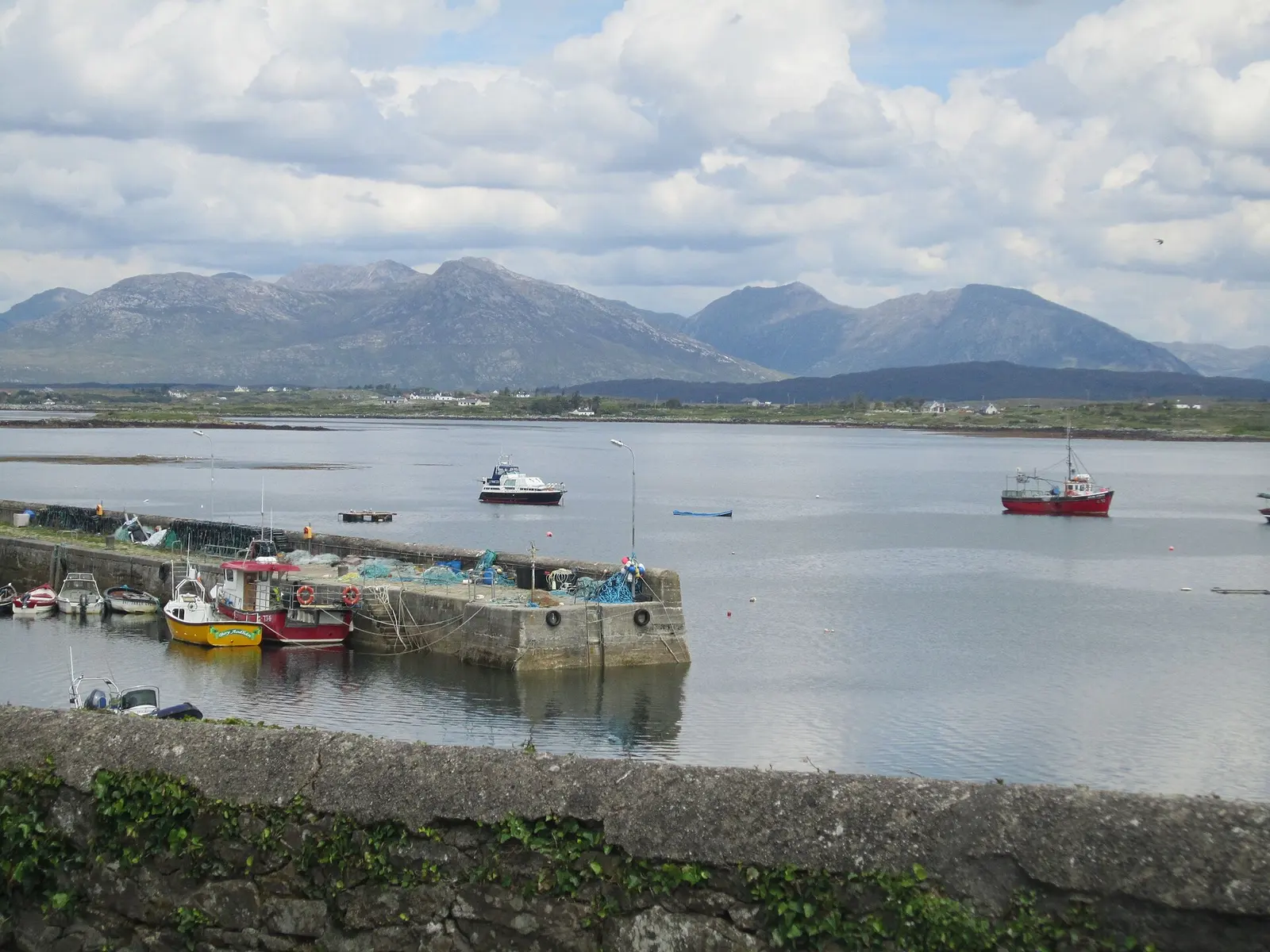 Boats and mountains, Roundstone