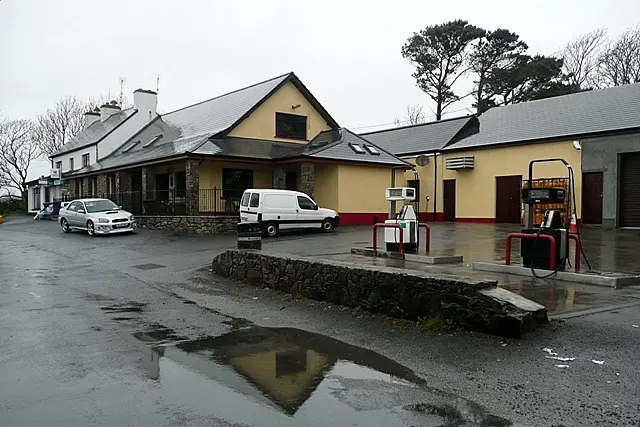 Leitir Móir (Lettermore) pub and garage We enquired whether there was a petrol station on the island. "Yes…