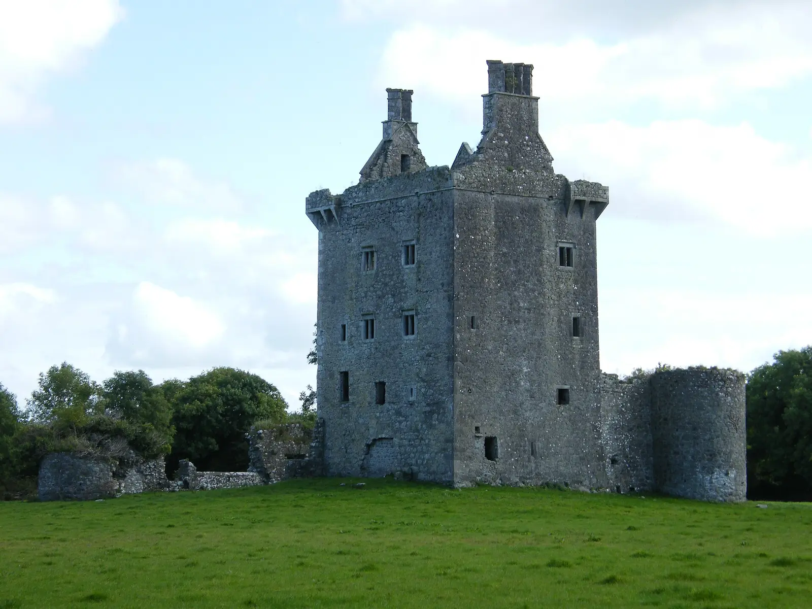 Derryhiveny Castle